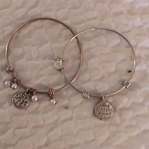 Set of 2 silver bracelets